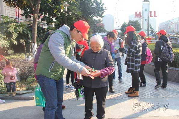 志愿者宣傳法律法規和安全防火常識