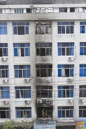 圖為消防隊員在勘查火災現場。溫都記者 王誠/攝