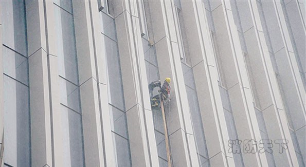 “蜘蛛俠”用自動(dòng)升降器從外墻升上樓準(zhǔn)備救人