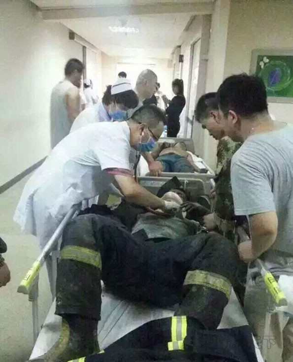 救助人員在醫(yī)院接受治療