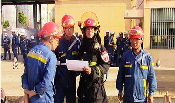 圖為消防官兵與工廠人員商討&ldquo;滅火&rdquo;救援措施