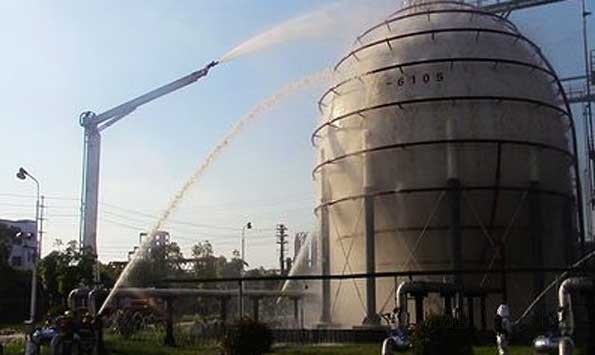 圖為消防高噴水炮現場&ldquo;撲救&rdquo;