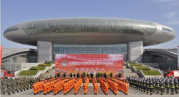  公安部消防局及14個(gè)兄弟省市消防部隊(duì)支援新疆53輛特種消防車輛裝備交接服役儀式