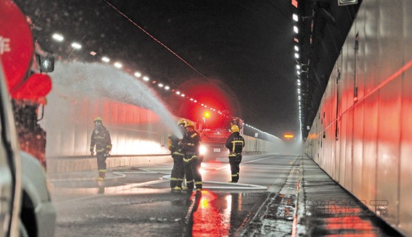 隧道消防應急演練，消防官兵用水槍滅火