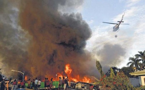 在菲律賓大馬尼拉的曼達盧永市(Mandaluyong)的這片貧民窟26日發生大火,消防車進不去,當局出動軍方直升機從空中灑水