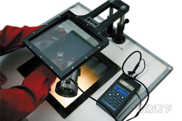 玻璃應力檢測儀正在檢測