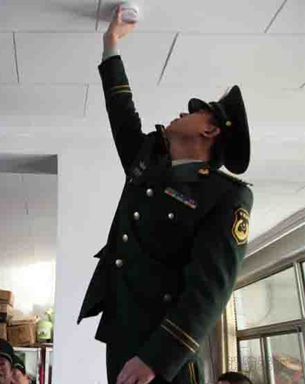 北京通州消防免費為獨居老人安裝煙感報警器