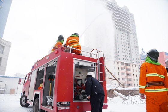 圖為 12月18日上午,在巴州人民醫(yī)院,該院新成立的微型消防站消防員正在操練消防設(shè)備。