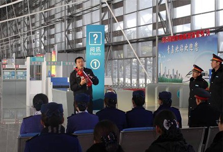 青島北站派出所民警為車站工作人員介紹不同類型的滅火器使用方法。