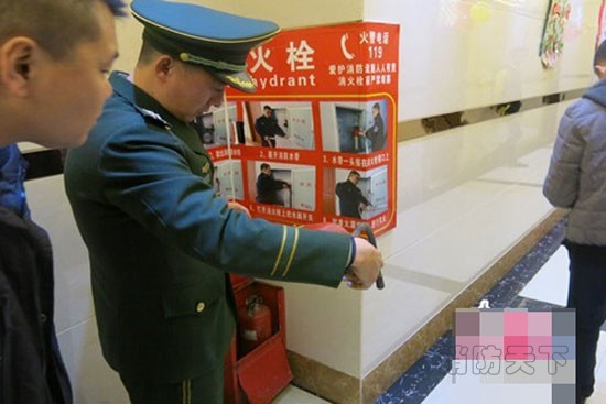 消防人員對消防設施進行檢查