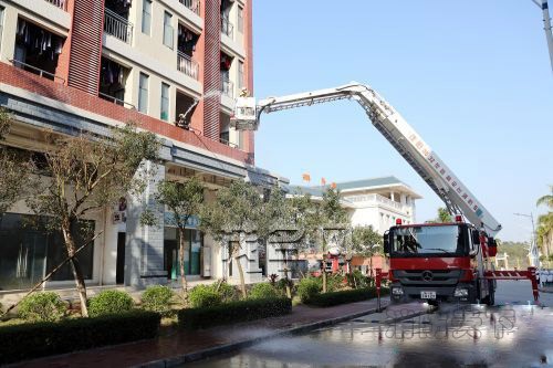 茂名市一中師生演練&ldquo;火海逃生&rdquo;