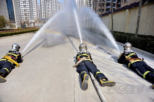 3月1日，山東聊城公安消防支隊的消防員們正在進行&ldquo;雙干線三支水槍&rdquo;實戰演練。
