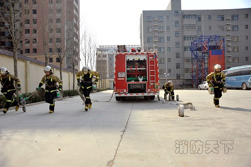 3月1日，山東聊城公安消防支隊的消防員們正在進行&ldquo;雙干線三支水槍&rdquo;實戰演練。