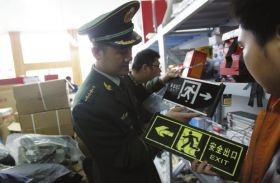 本報長沙訊3月8日，長沙市韶山南路紅星美凱龍全球家居生活廣場，雨花消防大隊現場對商場內的消防設施進行抽檢，發現1樓的消防水帶漏水，并現場要求其整改。