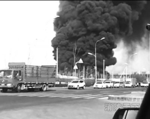 長春一廢品收購站著火 出動(dòng)20輛消防車滅火