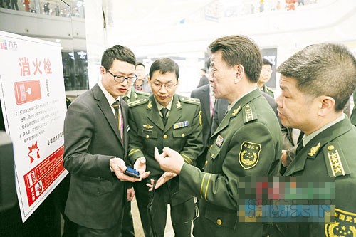 周久經(前排右二)督導檢查智慧消防建設工作