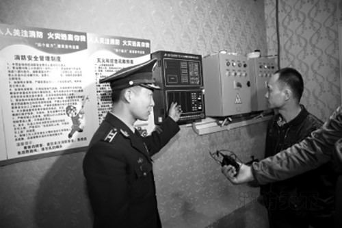 在浚縣黃河路北段的寶麗金KTV消防控制室,消防檢查人員發現操作人員無證上崗
