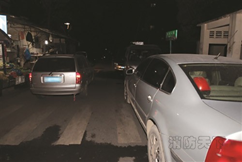 昨晚火情發(fā)生后，仍可看到小區(qū)道路兩旁停滿了私家車。