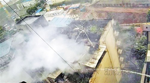 重慶渝中居民樓起火老人被困 消防升云梯營救