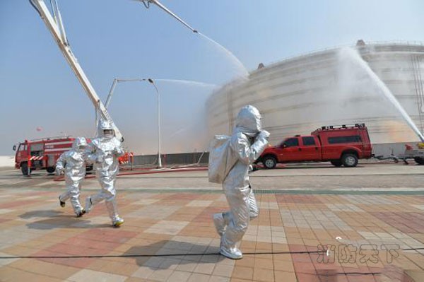 31日,河北消防總隊(duì)在唐山曹妃甸工業(yè)區(qū)對百萬噸級原油儲備庫舉行滅火救援實(shí)戰(zhàn)拉動演練。圖為演練現(xiàn)場。