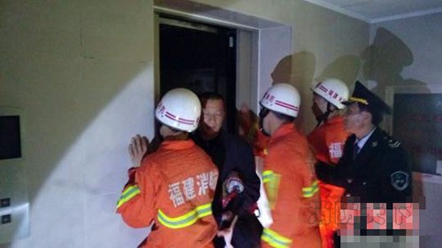 福州一小區停電6部電梯“罷工”多人被困