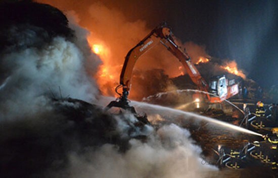 岳陽消防撲救蘆葦堆垛火災