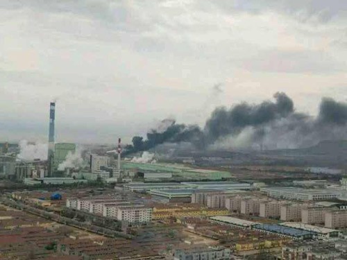 開發區石蠟廠最新火情 出動12輛消防車明火已滅