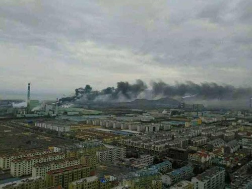 開發區石蠟廠最新火情 出動12輛消防車明火已滅