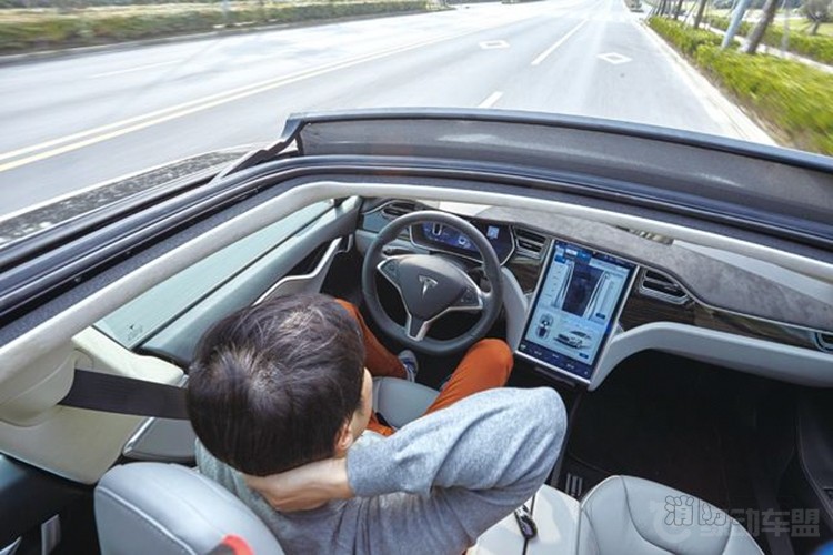 特斯拉車禍后起火 電動汽車安全性遭拷問!